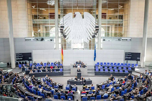德国议会通过逐步淘汰石油和天然气供暖系统法案，空气能热泵等新能源设备需求将走高